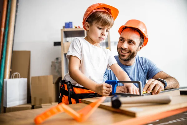 Ragazzino armeggiare con papà assistenza stock foto — Foto Stock