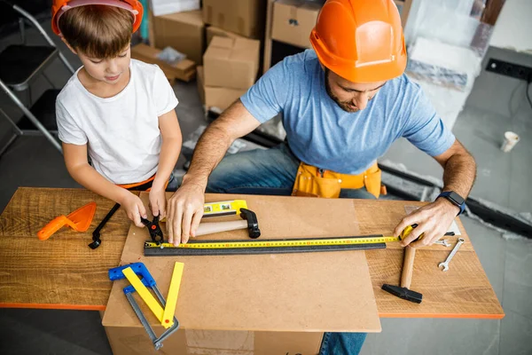 Carpenter sta lavorando con il figlio stock foto — Foto Stock