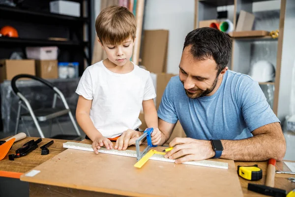 Pai e filho fazendo carpinteiro trabalhar juntos foto stock — Fotografia de Stock