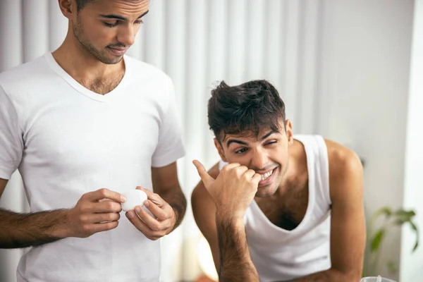 Két fiatalember fog fogat mosni reggel. — Stock Fotó