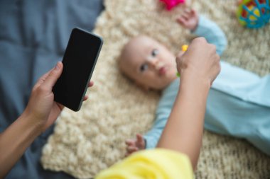 Sevgi dolu anne değerli anları yakalıyor.