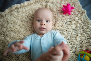 Güzel bebek, elinde stok fotoğrafı tutuyor.