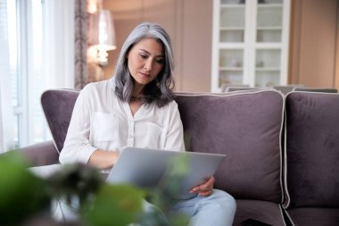 Ev eşyaları satan sakin bir bayan.