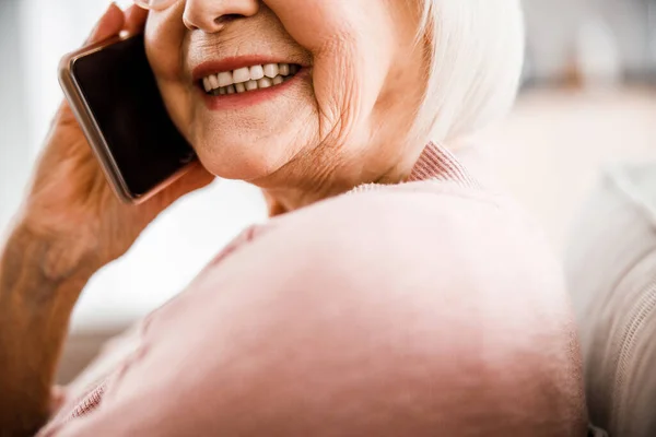 Mujer mayor hablando por teléfono móvil y sonriendo — Foto de Stock