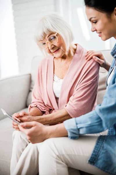 Old woman and her daughter talking with doctor through video call — Stock Photo, Image