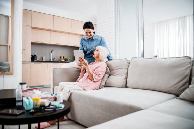 Neşeli genç bayan büyükannenle evde vakit geçiriyor.