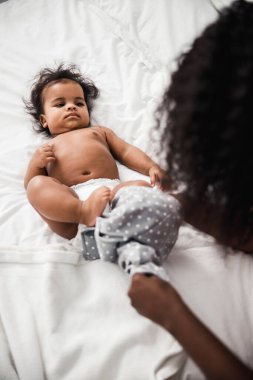 Afro-Amerikalı kadın bebek pantolonu giyiyor