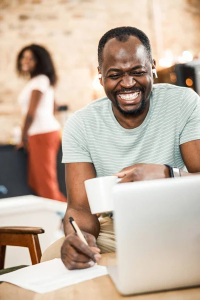 Vrolijk Afro-Amerikaans met laptop thuis — Stockfoto