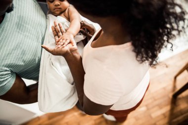 Sevgi dolu ebeveynler yeni doğmuş tatlı kızlarıyla vakit geçiriyorlar.