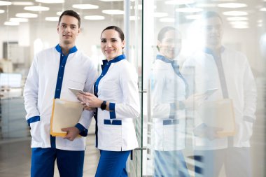 Modern klinikte çalışan neşeli tıp çalışanları