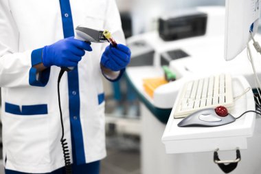 Erkek araştırmacı laboratuvarda patoloji kan testi yapıyor.