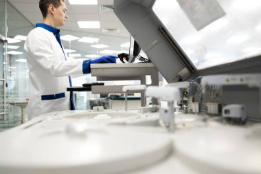 Laboratuvarda advia immünoassay sistemi kullanan erkek araştırmacı