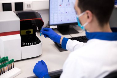 Bilim adamları tıbbi araştırmalar sırasında test tüpü tutuyorlar.