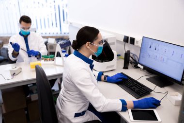 Testler yapan ve tıbbi araştırmalar yapan genç bilim adamları