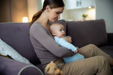 Güzel, genç bir anne ve küçük çocuğu.