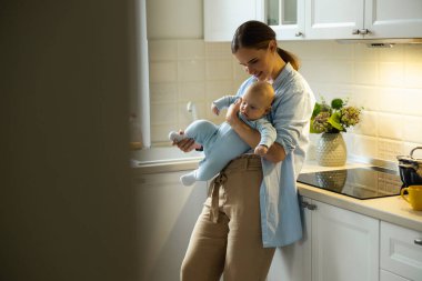 Mutlu kadın sabah bebeğiyle dinleniyor.