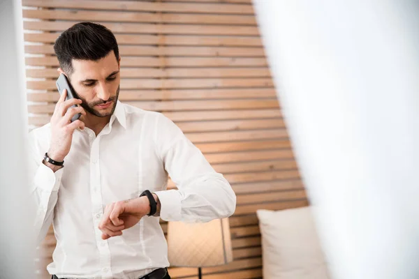 Elegante hombre con artilugios modernos en el interior stock foto — Foto de Stock