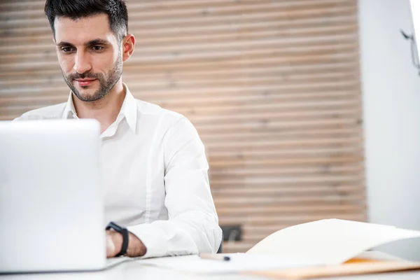 Vrolijke man met laptop binnen stock foto — Stockfoto