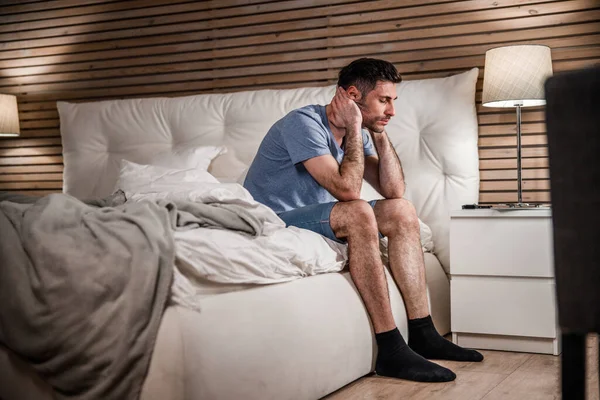 Уставший парень в уютной спальне на фото — стоковое фото