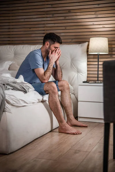 Hombre somnoliento en la mañana en casa foto de stock — Foto de Stock