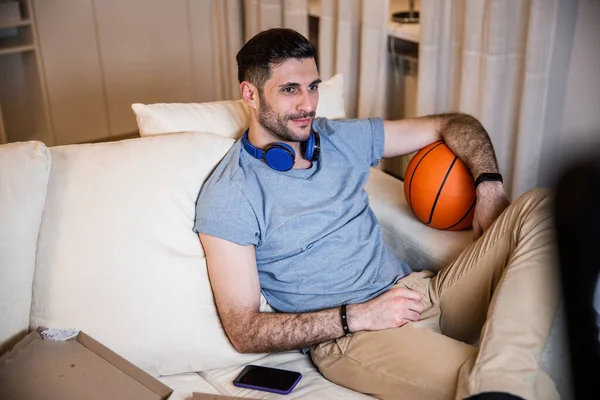 Veselý muž relaxaci doma s videohrami stock fotografie — Stock fotografie