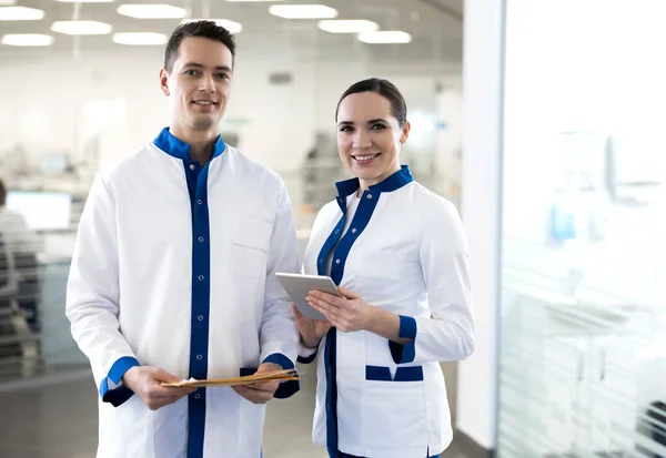 Trabajadores médicos que poseen documentos y tabletas digitales — Foto de Stock