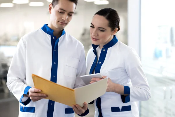 Trabajadores médicos discutiendo los resultados de la prueba de laboratorio — Foto de Stock