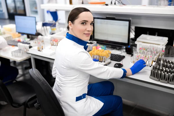 Belle chercheuse travaillant dans un laboratoire scientifique — Photo