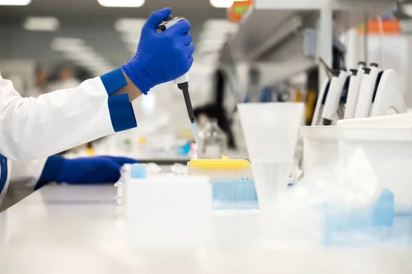 Vědec provádějící biochemické krevní testy v laboratoři — Stock fotografie