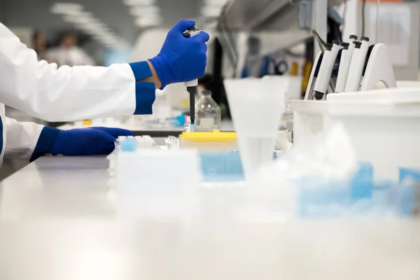 Laboratorní technik ve sterilních rukavicích dělá biochemické krevní testy — Stock fotografie