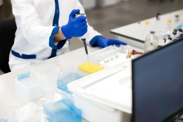 Hombre investigador mano en guante estéril usando muestreador de laboratorio — Foto de Stock