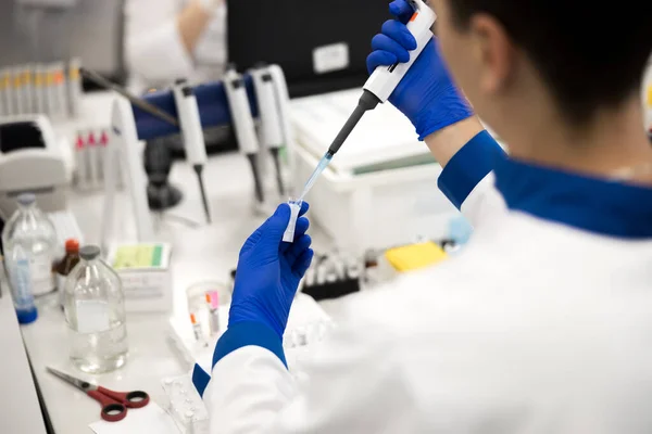 Research scientist doing biochemical blood test in science lab — Stock Photo, Image