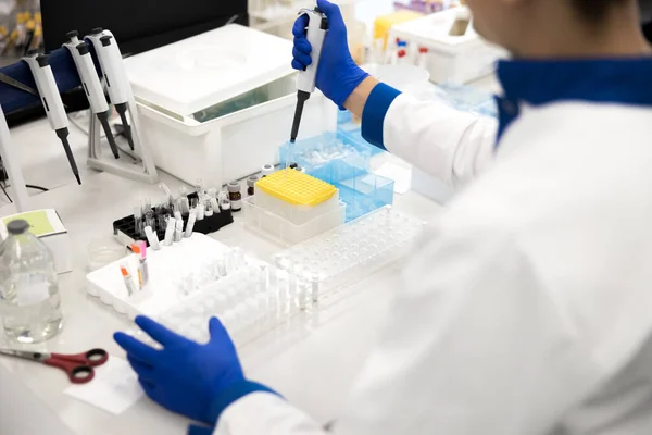 Laboratorní technik provádějící biochemické krevní testy v práci — Stock fotografie