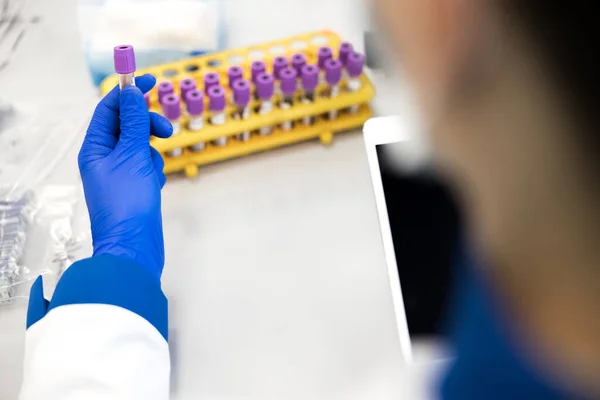 Científico masculino sosteniendo tubo de laboratorio con muestra de sangre — Foto de Stock
