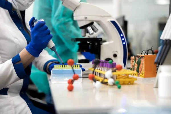 여성 연구원 이 실험실에서 생화학 혈액 검사를 하는 모습 — 스톡 사진