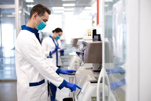 Wetenschapper doet moleculaire allergie diagnostiek in het laboratorium — Stockfoto