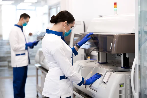 Vrouwelijke onderzoeker doet moleculaire allergie diagnostiek in het laboratorium — Stockfoto