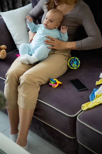 Matka a malé dítě odpočívají doma — Stock fotografie