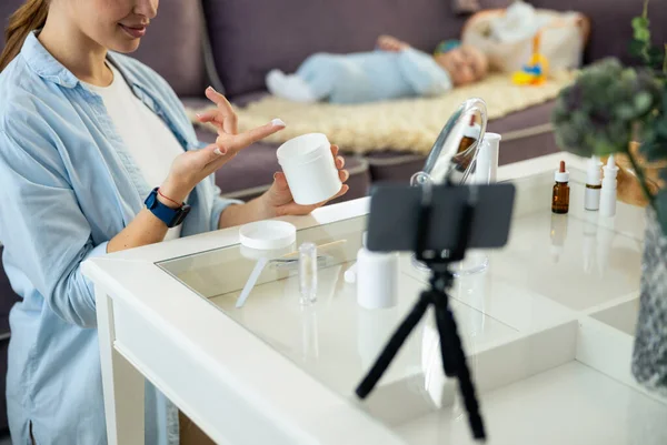 Menina bonita filmando um vídeo para vlog em casa — Fotografia de Stock