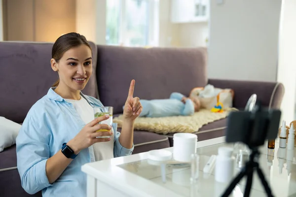 Feliz bonita mujer haciendo vídeo para su vlog en la habitación — Foto de Stock