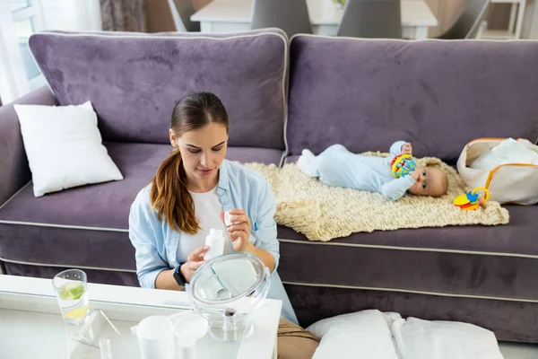 Evde vitamin tutan güzel bir anne.