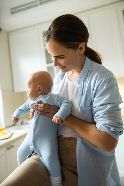 Krásná matka těší čas se svým dítětem v kuchyni — Stock fotografie