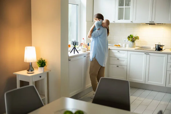 Schöne junge Dame genießt Zeit mit ihrem Kind in der Küche — Stockfoto