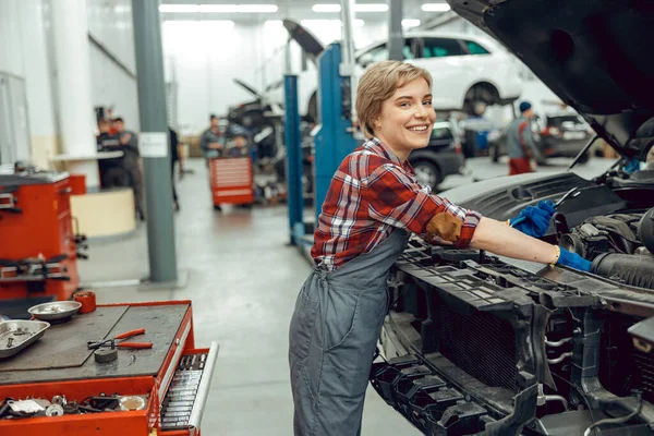 Ung kvinnlig mekaniker ler mot kameran — Stockfoto