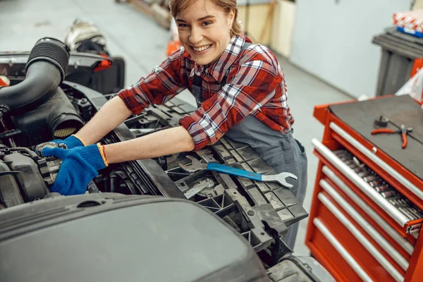 Alegre mecánico femenino sonriendo a la cámara — Foto de Stock