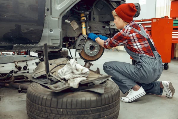 Gericht monteur repareren van een auto in een werkplaats — Stockfoto