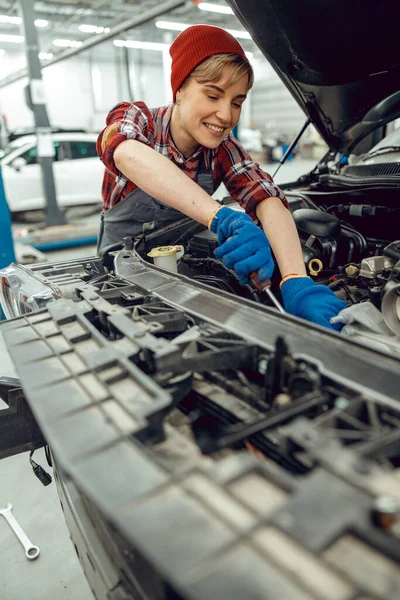 Young Caucasian auto mechanic using a screwdriver — Stock Photo, Image
