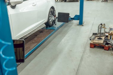 Bir otomobil üzerine kurulmuş tekerlek hizalama ekipmanı