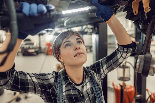 Mecánico sosteniendo una linterna sobre su cabeza — Foto de Stock