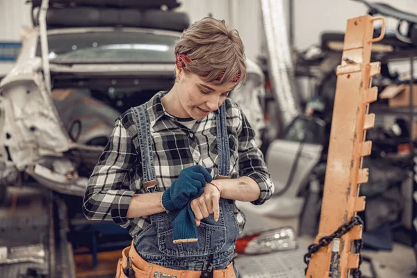 Meisje in overall in een garage — Stockfoto